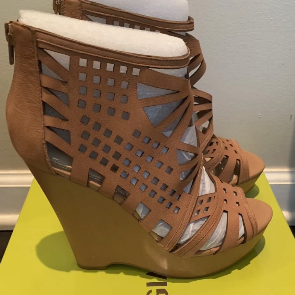 Gianni Bini Tan Nude Pallina Heeled Wedge Sandals Womens 8M Leather Laser Cut